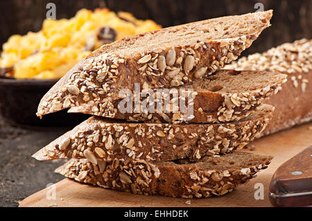 Fette di migliori pane organico decorate con spighe di grano. Foto Stock