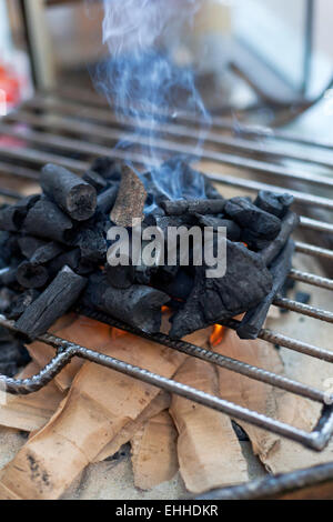 Il processo di cottura per il barbecue su stick, cibo locale nelle Filippine Foto Stock