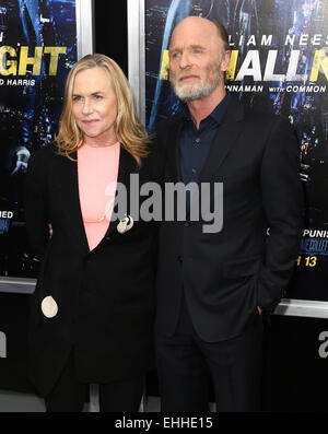 NEW YORK-MAR 9: Attori Amy Madigan (L) e Ed Harris assistere alla premiere di 'eseguire tutta la notte' a AMC Loews Lincoln Square a marzo Foto Stock