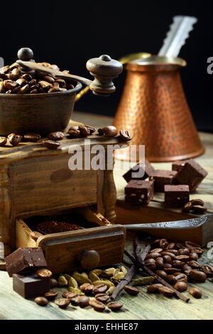 Vecchio macinino da caffè e caffè con il cardamomo. Foto Stock