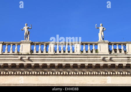 Palazzo rinascimentale con le statue sul tetto Foto Stock