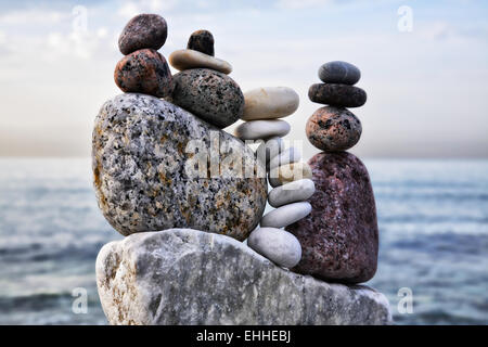 Ciottoli accatastati sulla spiaggia Foto Stock