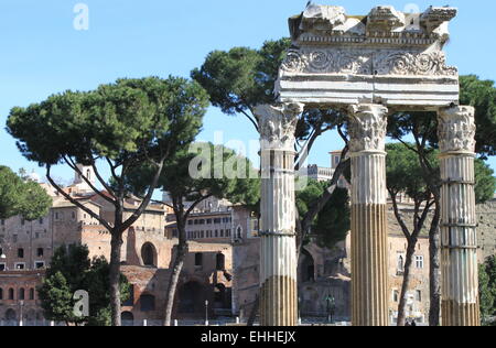 Colonne antiche nel Foro Romano di Roma Foto Stock