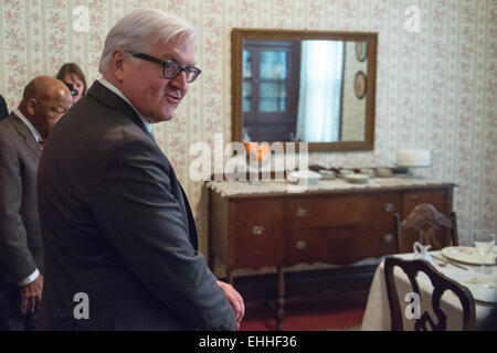 Atlanta, Stati Uniti d'America. 13 Mar, 2015. Il Ministro degli esteri tedesco Frank-Walter Steinmeier (SPD) visite qui la ex residenza dei genitori di leader dei diritti civili Martin Luther King come egli paga una visita alla Martin-Luther-King Jr. nazionali siti storici di Atlanta, USA, 13 marzo 2015. Il sito include la ex residenza del dottor re dei genitori, la sua chiesa e la sua tomba. Foto: Maurizio Gambarini/dpa/Alamy Live News Foto Stock