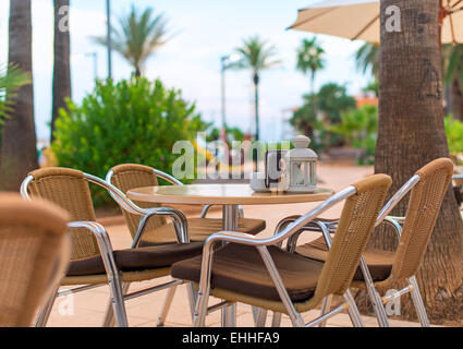 Mediterraneo cafe terrazzo esterno con sedie. Foto Stock
