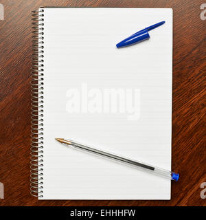 Nota foderato libro sul tavolo Foto Stock