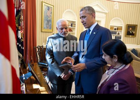 Il Presidente Usa Barack Obama discute una fotografia con il Primo Ministro Narendra Modi di India e il ministro degli Affari Esteri Sushma Swaraj a seguito di una riunione bilaterale nell'ufficio ovale 30 Settembre 2014 a Washington, DC. Foto Stock