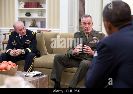 Il Presidente Usa Barack Obama incontra con Gen. Joseph F. Dunford, Jr. e Joint Chiefs Presidente gen. Martin Dempsey nell'Ufficio Ovale della Casa Bianca 30 Settembre 2014 a Washington, DC. Foto Stock