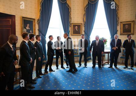 Il Presidente Usa Barack Obama saluta i giocatori e la leadership di Sporting Kansas City prima di un evento per dare il benvenuto al team e onorare la loro vittoria nel 2013 MLS Cup Championship nella camera blu della Casa Bianca il 1 ottobre 2014 a Washington, DC. Foto Stock