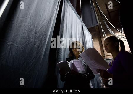 Noi la First Lady Michelle Obama legge oltre il suo discorso con Kristen Jarvis, Direttore delle Relazioni esterne per la First Lady, backstage durante un rally allo Strand Theatre in Ottobre 3, 2014 in Dorchester, Massachusetts. Foto Stock