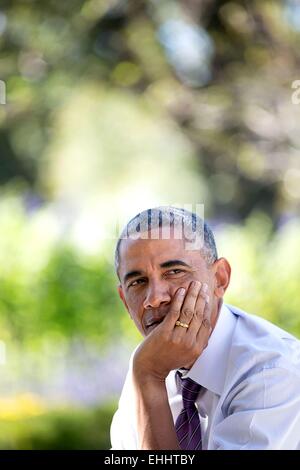 Il Presidente Usa Barack Obama ascolta durante una strategia tecnologica in discussione il Giardino delle Rose della Casa Bianca Ottobre 8, 2014 a Washington, DC. Foto Stock