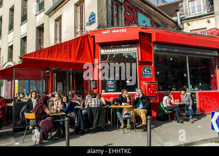 Parigi, Francia, folta folla di francesi, condivisione di bevande, Paris Cafe Terrace, "Café Chéri(e)", Street Scenes, di fronte al quartiere di Belleville, la scena dei caffè di strada parigini, UNA DONNA CHE BEVE ALL'esterno AL PUB, la caffetteria di Parigi che siede all'esterno con tempo caldo Foto Stock