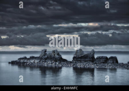 Formazione di roccia vicino a Morgat, Bretagna Francia Foto Stock