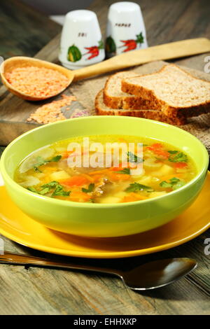 Zuppa di verdure e di lenticchie rosse. Foto Stock