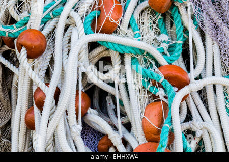 Un mucchio di bianco e grigio delle reti da pesca, boe e funi nel porto di Urk, Paesi Bassi. Foto Stock