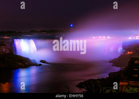 Cascate del Niagara illuminate luci colorate di notte Foto Stock