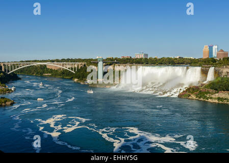 Le Cascate del Niagara e il ponte, la vista dalla Torre Skylon piattaforme Foto Stock