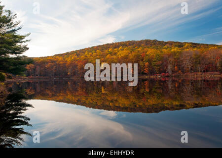 La riflessione,lago nawahunta new jersey nel paesaggio autunnale Foto Stock
