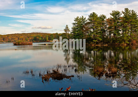 La riflessione,lago nawahunta new jersey nel paesaggio autunnale Foto Stock