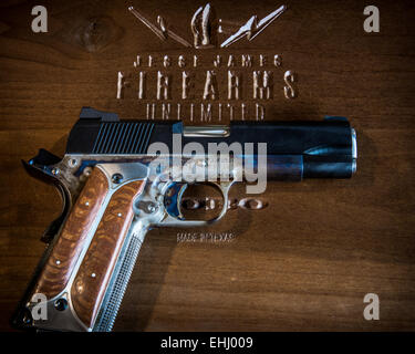 Una pistola e presentazione caso realizzato da Jesse James armi da fuoco un numero illimitato di Dripping Springs, Texas, Stati Uniti d'America. Foto Stock