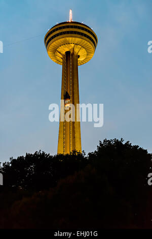Skylon Tower di notte Niagara Falls, Ontario Canada Foto Stock
