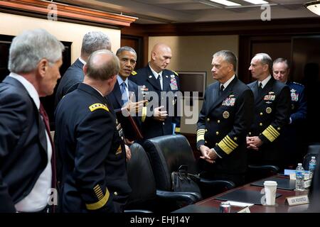 Il Presidente Usa Barack Obama le trattative con il Comune di Capi di stato maggiore a seguito di una riunione nella sala situazione della Casa Bianca Ottobre 28, 2014 a Washington, DC. In piedi con il presidente da sinistra sono: il Segretario della Difesa Chuck Hagel; Gen. Martin Dempsey, Presidente del Comune di capi di Stato Maggiore; Robert Lavoro, Vice Segretario della Difesa; Gen. Raymond odierno, Capo del personale dell'esercito; Adm. James A. Winnefeld, Jr., Vice Presidente del Comune di capi di Stato Maggiore; Adm. Jonathan Greenert, Capo di operazioni navali; e gen. Contrassegnare il gallese, il Capo di Stato Maggiore delle Forze aeree. Foto Stock