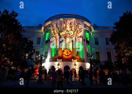 La Casa Bianca a sud portico decorato per la festa di Halloween come il Presidente accoglie bambini locali e i bambini delle famiglie militari per trucco-o-trattare su Halloween eve Ottobre 31, 2014 a Washington, DC. Foto Stock