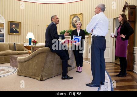 Il Presidente Usa Barack Obama parla con il capo del personale Denis McDonough, Anita Decker Breckenridge, Vice Capo del personale per le operazioni e Katie Beirne Fallon, DIRETTORE DEGLI AFFARI LEGISLATIVI, destra, nell'Ufficio Ovale della Casa Bianca il 5 novembre 2014 a Washington, DC. Foto Stock