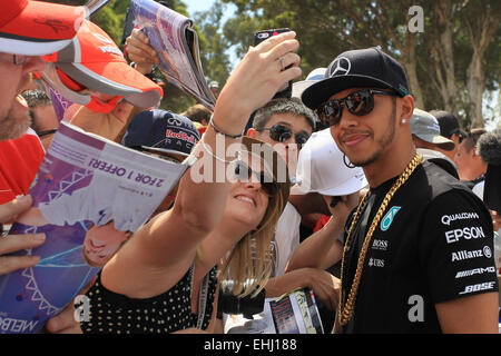 Melbourne, Australia. 13 Mar, 2015. F1 nel Gran Premio d'Australia, giornata di qualificazione all'Albert Park street circuito. Lewis Hamilton si arresta con ventole sul modo nel circuito Credito: Azione Sport Plus/Alamy Live News Foto Stock