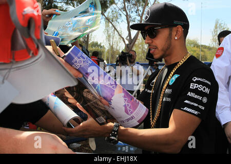 Melbourne, Australia. 13 Mar, 2015. F1 nel Gran Premio d'Australia, giornata di qualificazione all'Albert Park street circuito. Lewis Hamilton si arresta con ventole sul modo nel circuito Credito: Azione Sport Plus/Alamy Live News Foto Stock