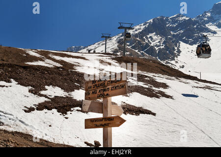 Shymbulak ski resort. Stazione centrale di impianti di risalita. Talgar Pass. Esso si trova nel Zaiilisky Alatau mountain range. Foto Stock