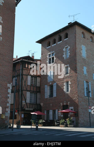 Edifici in mattoni su Rue d'Engueysse da Quai Choiseul in Albi, Francia Foto Stock