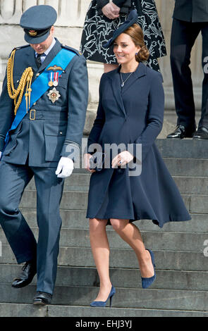 Londra, Regno Unito. 13 Mar, 2015. Il Duca e la Duchessa di Cambridge, William e Catherine, partecipare al servizio di commemorazione per contrassegnare la fine delle operazioni di combattimento in Afghanistan e la sfilata alla Cattedrale di San Paolo a Londra, Regno Unito, 13 marzo 2015. Foto: Patrick van Katwijk/ point de vue fuori - nessun filo SERVICE -/dpa/Alamy Live News Foto Stock