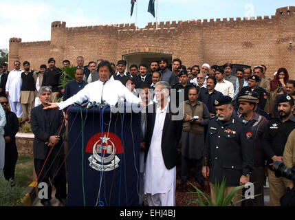 Peshawar. Xiv Mar, 2015. Il Pakistan Tehreek-e-Insaf (PTI) Presidente Imran Khan (anteriore) risolve una conferenza stampa nel nord-ovest del Pakistan a Peshawar, Marzo 14, 2015. Credito: Ahmad Sidique/Xinhua/Alamy Live News Foto Stock