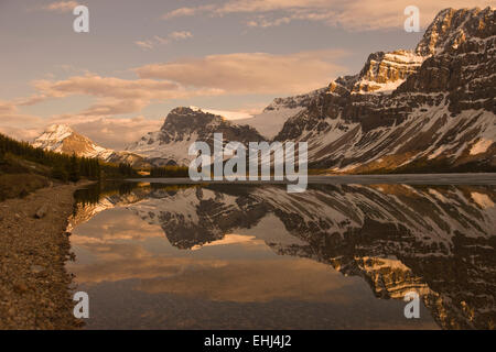 Al Lago Bow Icefields Parkway il Parco Nazionale di Banff Alberta Canada Foto Stock