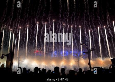 Fuochi d'artificio sul display seguendo la cooperazione economica Asia-Pacifico accogliente banchetto presso il National Aquatics Centre Novembre 10, 2014 a Pechino, in Cina. Foto Stock