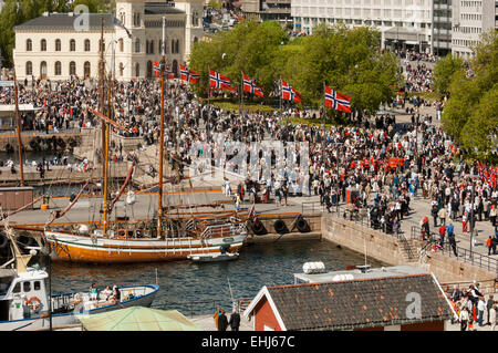 I norvegesi celebrare la Giornata nazionale può xvii Foto Stock