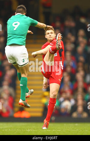 Cardiff, Galles. Xiv Mar, 2015. 6 Nazioni del campionato. Il Galles contro l'Irlanda. Welsh fly-metà Dan Biggar kick per touch è contestata da Conor Murray (Irlanda). Credito: Azione Sport Plus/Alamy Live News Foto Stock