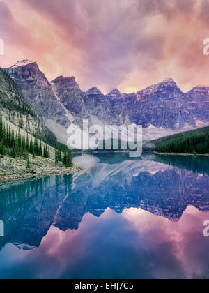 Il Moraine Lake con il tramonto nuvole. Il Parco Nazionale di Banff, Canada Foto Stock