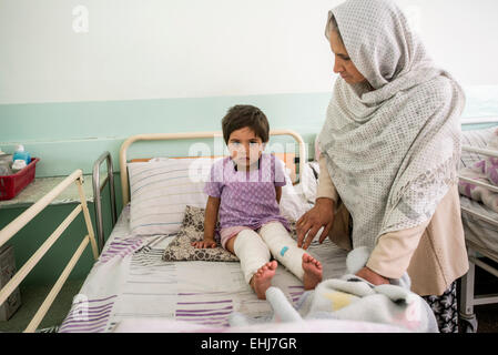 Ragazza il trattamento in pazienti pediatrici ospedalieri ward, ospedale centrale di Afghan Red Crescent Society, Kabul, Afghanistan Foto Stock