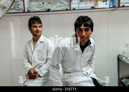 Lavoratori medici all'ospedale centrale di Afghan Red Crescent Society, Kabul, Afghanistan Foto Stock