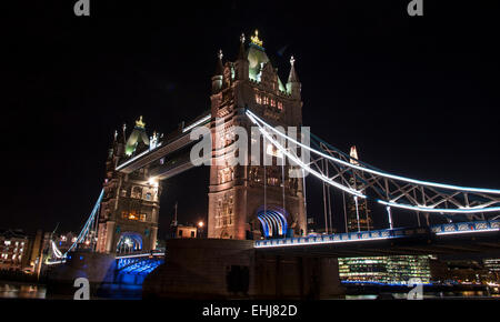 LONDON, Regno Unito - 13 gennaio 2015: il Tower Bridge di Londra di sera Foto Stock