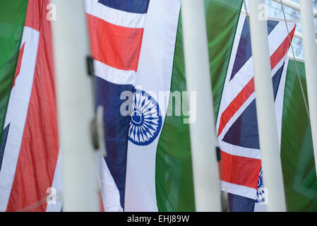 La piazza del Parlamento, Londra, Regno Unito. Il 14 marzo 2015. Inglese e Indiano bandiere circondano la piazza. Statua in bronzo del Mahatma Gandhi da lo scultore britannico Philip Jackson, viene inaugurato nella piazza del Parlamento. Credito: Matteo Chattle/Alamy Live News Foto Stock