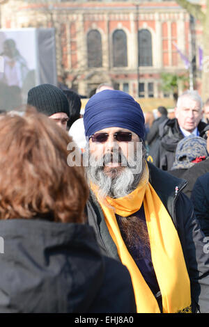 La piazza del Parlamento, Londra, Regno Unito. Il 14 marzo 2015. Un manifestante solitario è scortato dalla piazza. Statua in bronzo del Mahatma Gandhi da lo scultore britannico Philip Jackson, viene inaugurato nella piazza del Parlamento. Credito: Matteo Chattle/Alamy Live News Foto Stock