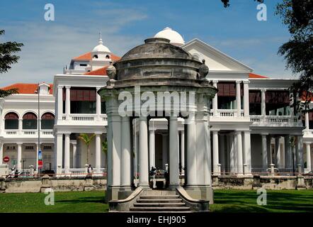 Georgetown, Malaysia: un classico stile-Italianamente tempietto presso la chiesa di San Giorgio con il Penang Costruzione dell'Alta corte Foto Stock