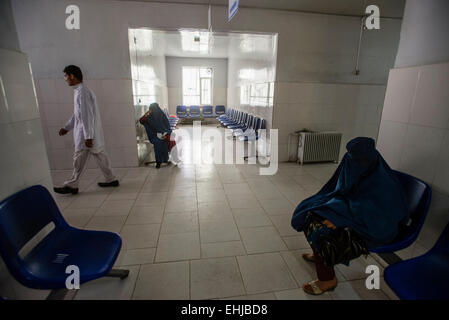 Le donne in burkas attendere per il trattamento nel corridoio di ospedale centrale di Afghan Red Crescent Society, Kabul, Afghanistan Foto Stock