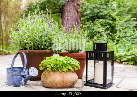 decorazione giardino estivo con lavanda, candela e uccello di cemento Foto  stock - Alamy