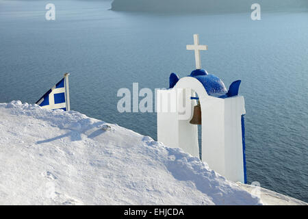 Il campanile e la bandiera greca Foto Stock