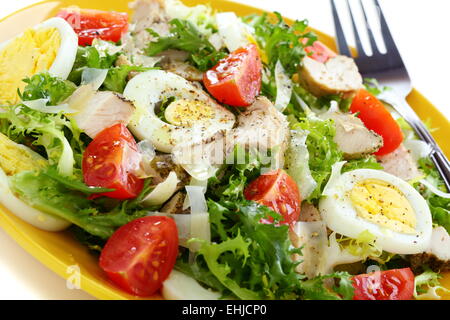 Con insalata di pollo, uova e pomodori. Foto Stock