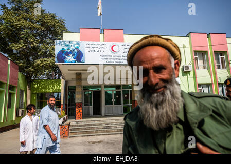 Guardia della entrata principale dell'ospedale centrale di Afghan Red Crescent Society, Kabul, Afghanistan